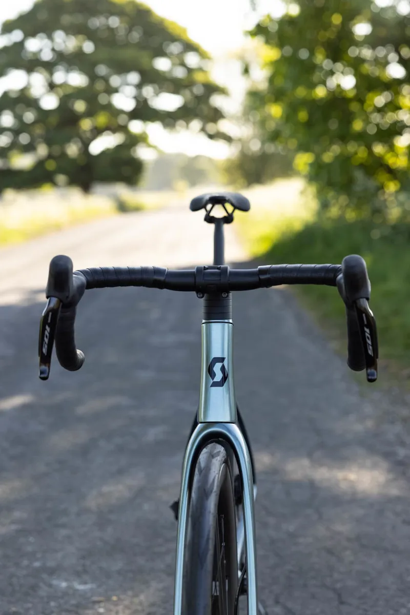 Scott Addict RC 30 Road Bike In Whale Grey-11