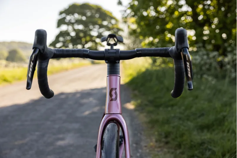 SCOTT Addict RC 30 Carbon Road Bike Shimano 105 Di2 - Medium 54cm Ash Pink-2